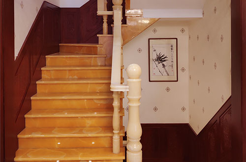 晋城中式别墅室内汉白玉石楼梯的定制安装装饰效果